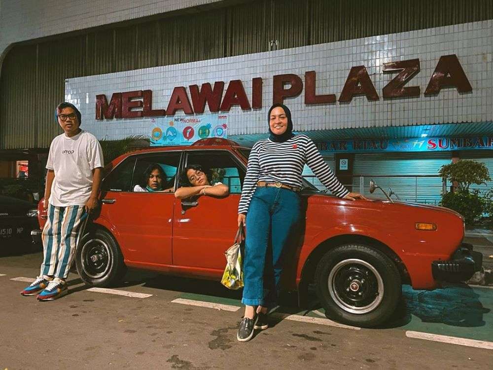 Gaya pemotretan Keluarga Uya Kuya bertema retro
