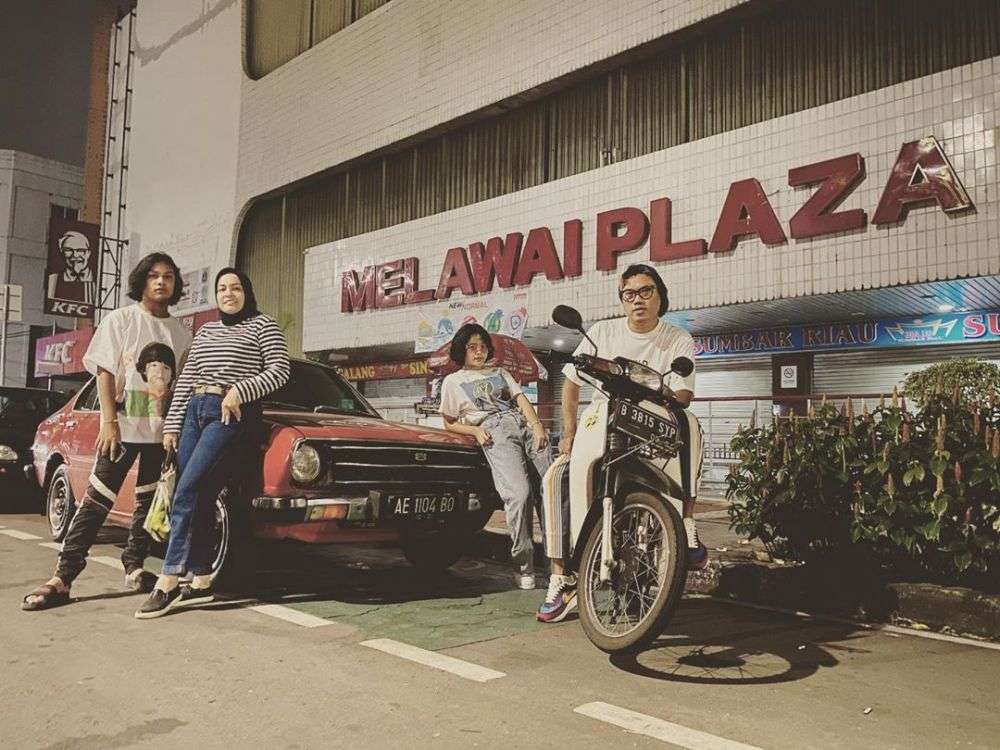 Gaya pemotretan Keluarga Uya Kuya bertema retro