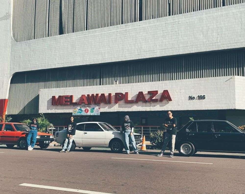Gaya pemotretan Keluarga Uya Kuya bertema retro