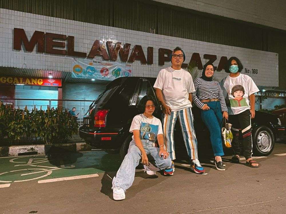 Gaya pemotretan Keluarga Uya Kuya bertema retro
