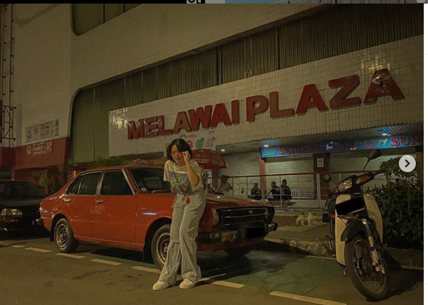 Gaya pemotretan Keluarga Uya Kuya bertema retro