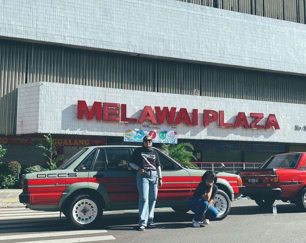 Gaya pemotretan Keluarga Uya Kuya bertema retro