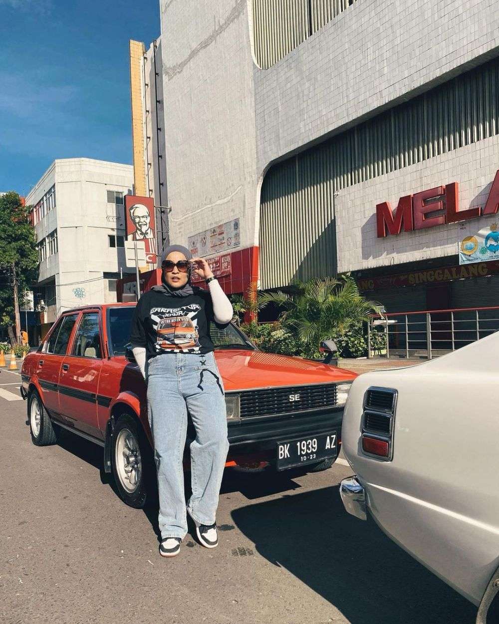 Gaya pemotretan Keluarga Uya Kuya bertema retro