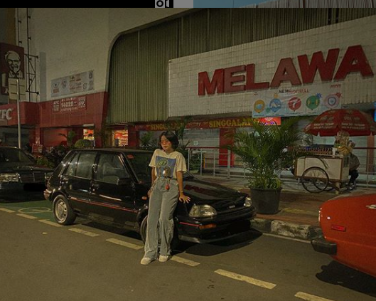 Gaya pemotretan Keluarga Uya Kuya bertema retro