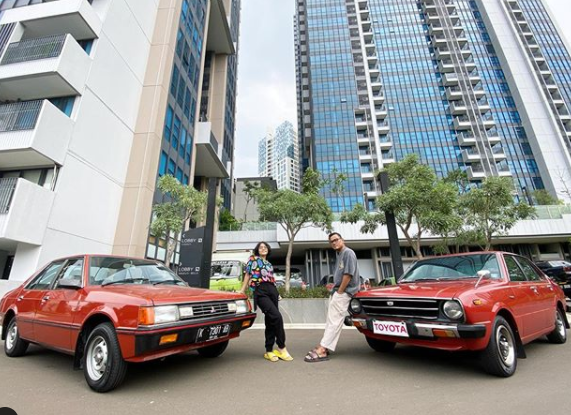 Gaya pemotretan Keluarga Uya Kuya bertema retro