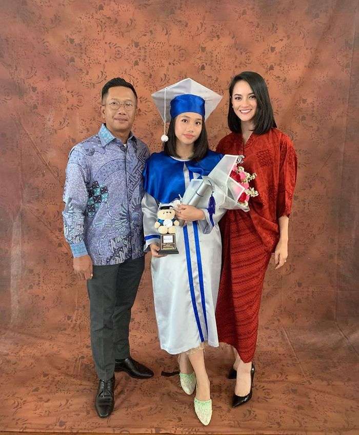 Ririn Ekawati bersama mantan suami dan putrinya