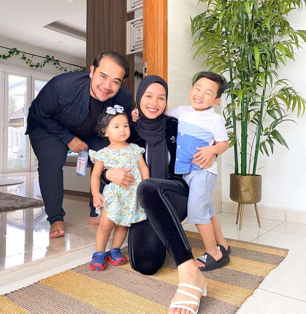 Tya Arifin dan suami