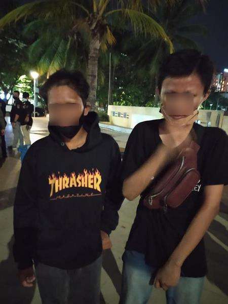 Keduanya dicukur alisnya hingga musnah.