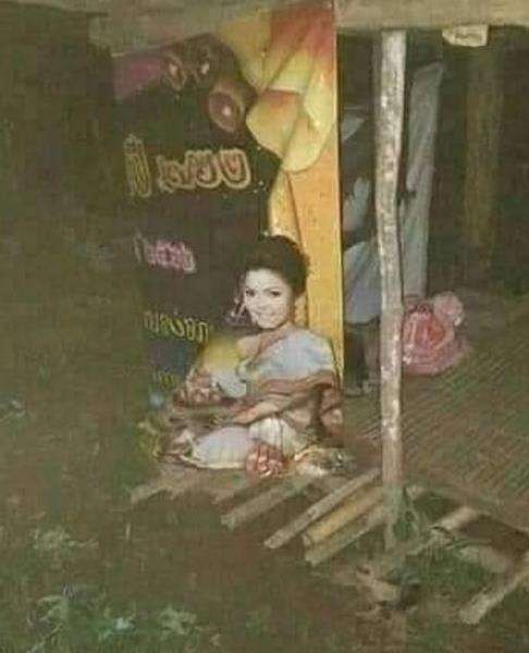 Setelah didekati, ternyata hanya gambar dari spanduk, Guys!