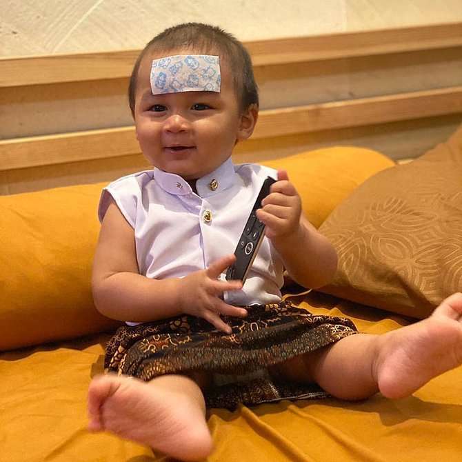 Potret Kiano saat mengenakan koyo