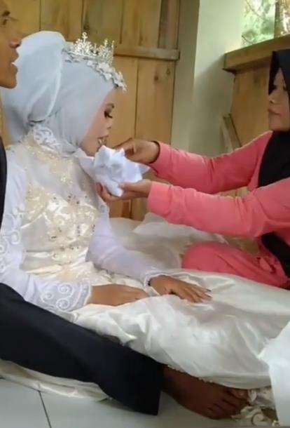 Pengantin disuap saat foto prewedding.