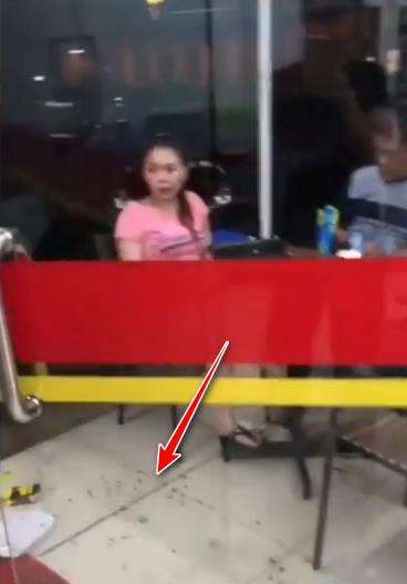 Buang kulit kwaci di lantai seenaknya.