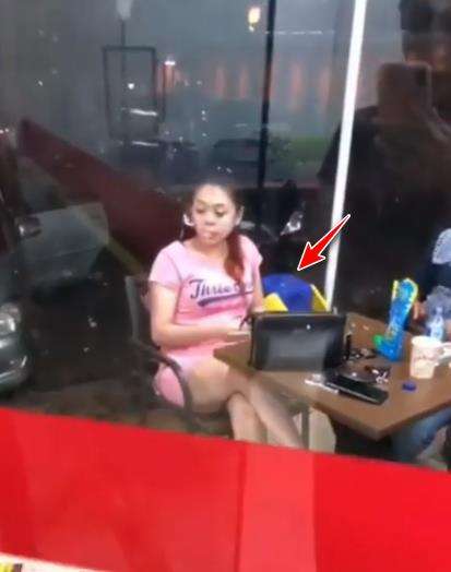 Padahal dekatnya ada tempat sampah.