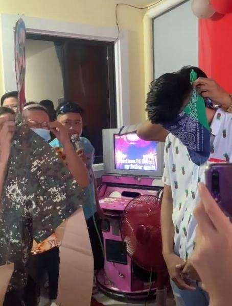 Sebelumnya mata Patrick ditutup dengan kain.