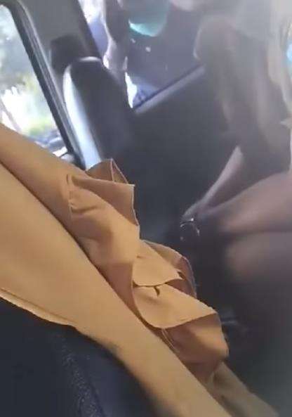 Terlihat pelaku bercelana pendek, dan jilbab yang tersampir di kursi depan.
