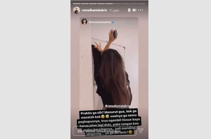 Nia Ramadhani hapus papan tulis dengan baju mahalnya