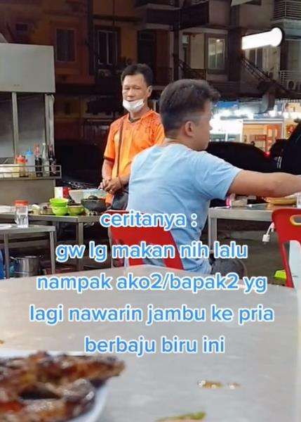 Awalnya menawarkan jambu ke orang-orang yang makan.