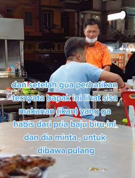 Bapak penjual jambu minta sisa makanan.