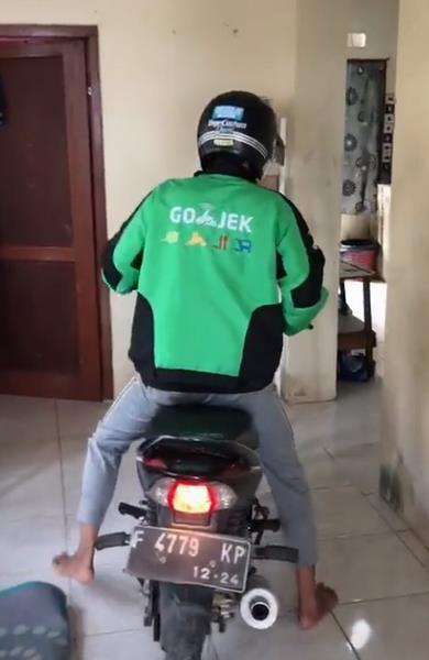 Jemput penumpang sampai lewat dapur rumah segala.