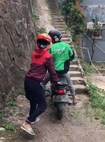 Penumpang terpaksa dorong ke atas.