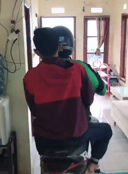 Boncengan di dalam rumah.