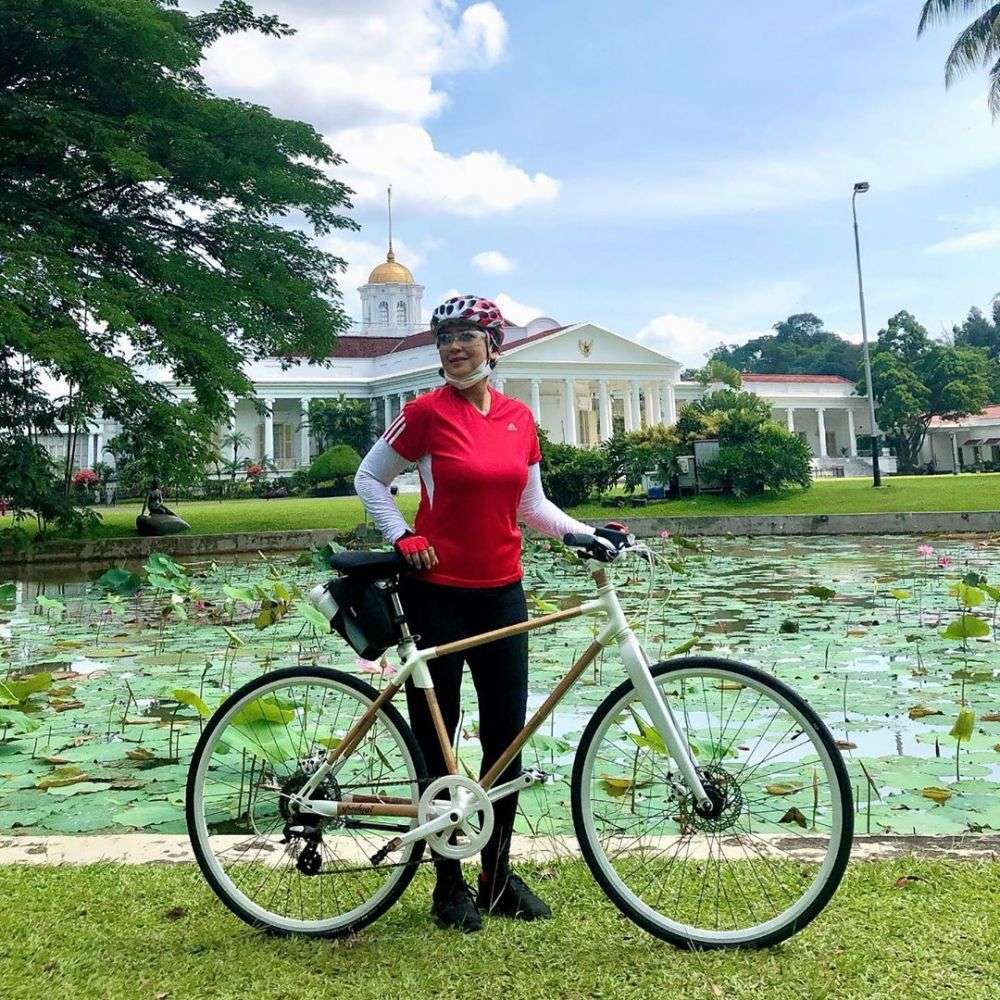 Potret ira wibowo saat bersepeda