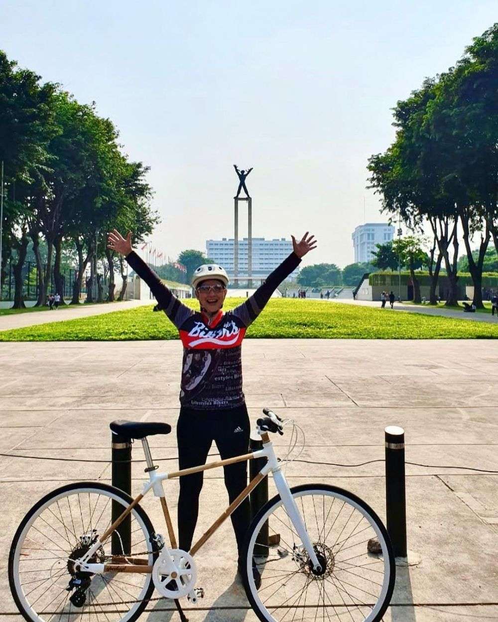 Potret ira wibowo saat bersepeda