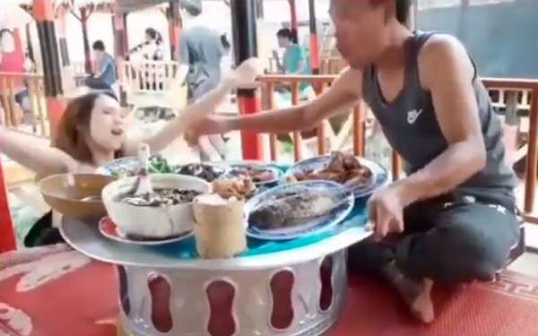 Sempat berusaha menolong, tapi terlambat.