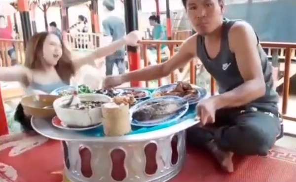 Tak melihat ke belakang, kekasih pria ini terjungkal.