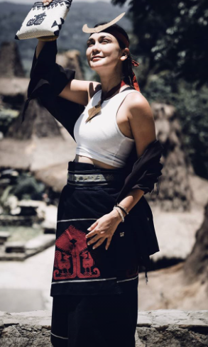 Potret Luna Maya dengan baju adat Sumba