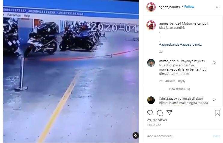 Sepeda motor jalan sendiri di parkiran.