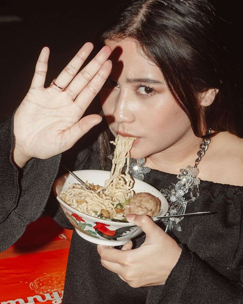 Potret Prilly Latuconsina saat makan mie ayam