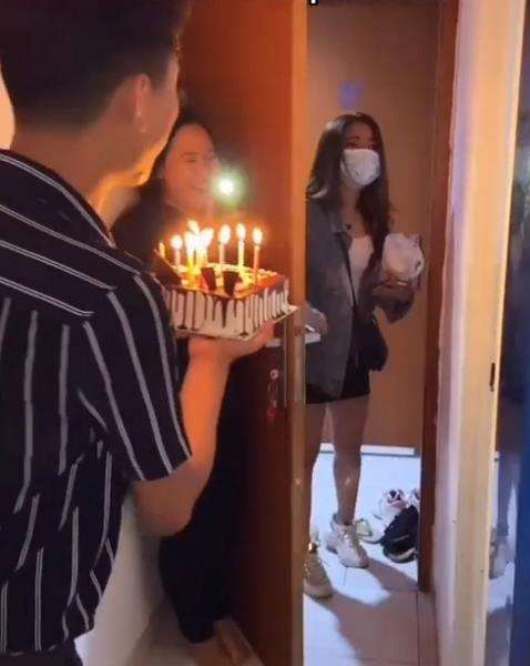 Berniat beri kejutan ulang tahun ke seorang teman.