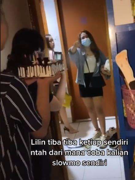 Aneh guys, lilin mati sendiri tanpa ada yang tiup.