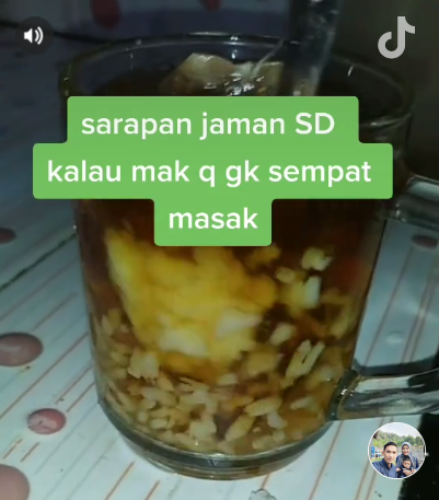 Aksi nyeleneh minum teh dengan nasi putih