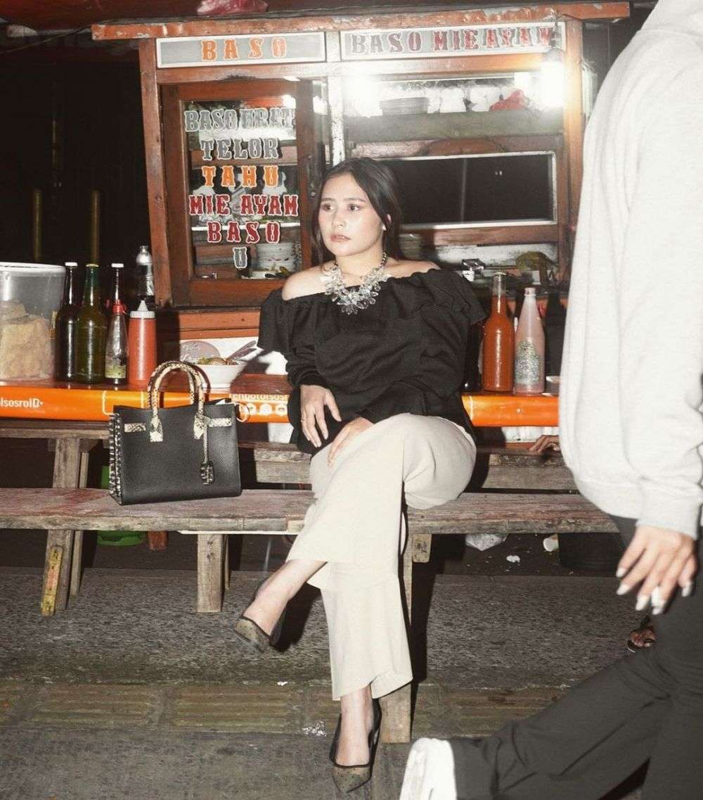 Artis makan di pinggir jalan