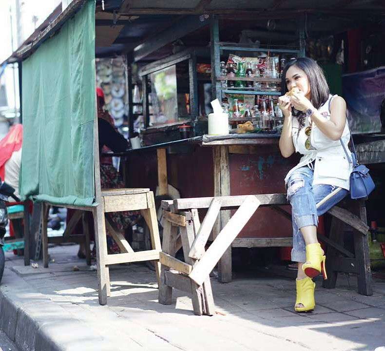 Artis makan di pinggir jalan