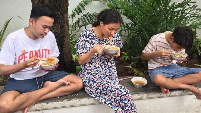 Artis makan di pinggir jalan