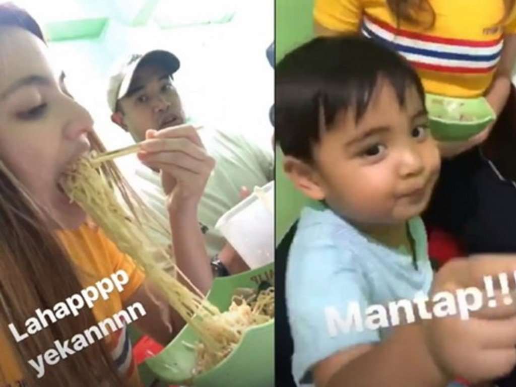Artis makan di pinggir jalan
