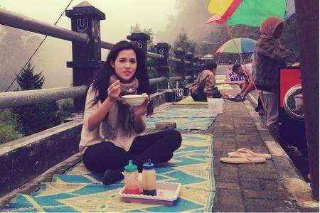 Artis makan di pinggir jalan