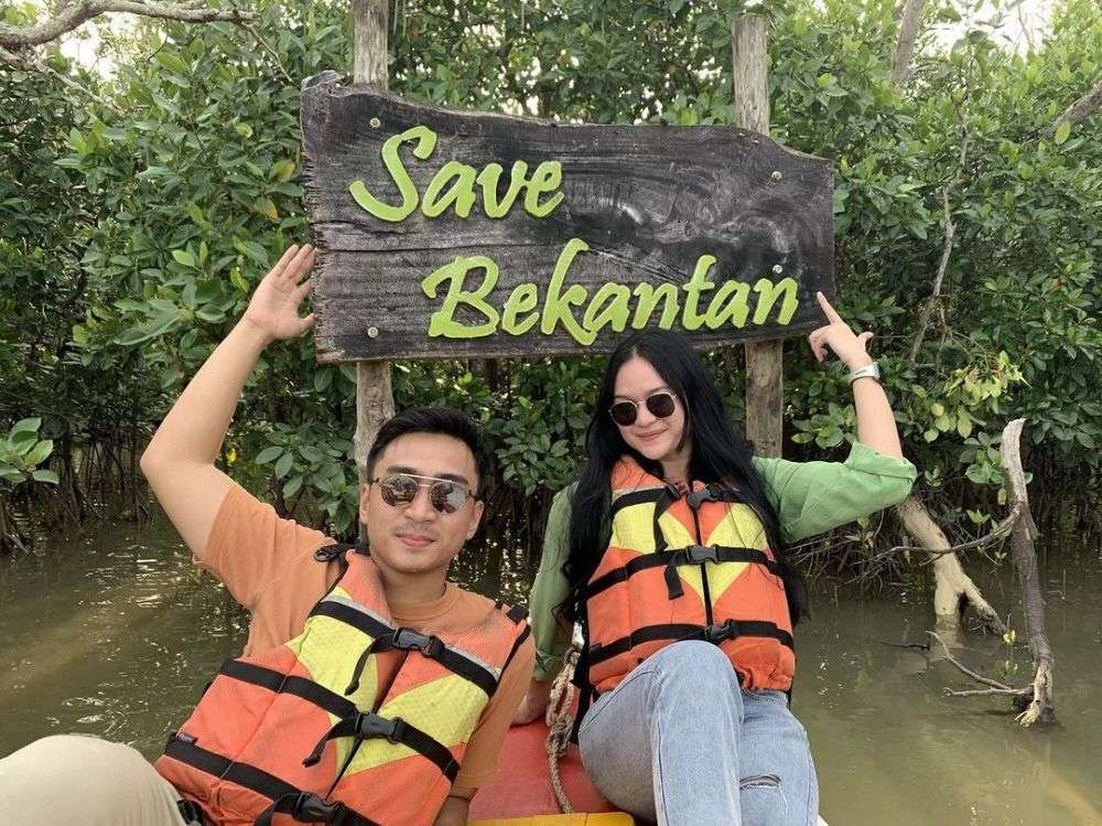 Potret Lutfi Agizal dan Nadya Indry saat liburan