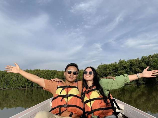 Potret Lutfi Agizal dan Nadya Indry saat liburan
