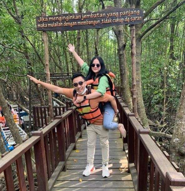 Potret Lutfi Agizal dan Nadya Indry saat liburan