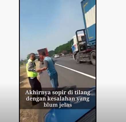 Adu Mulut Sopir Truk dan Polisi