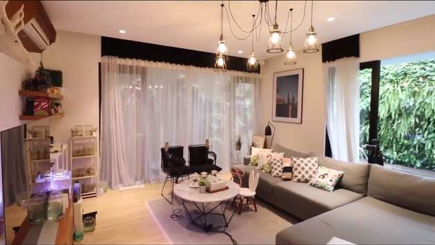 potret rumah Gisel