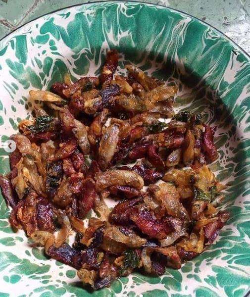 Ikan cupang goreng siap untuk disantap.