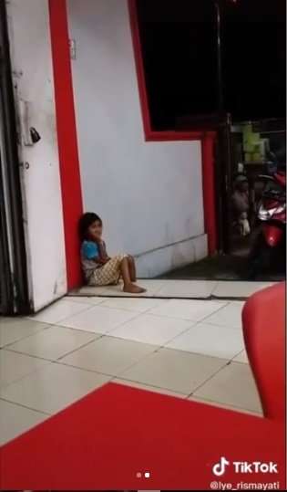 Duduk Depan Restoran