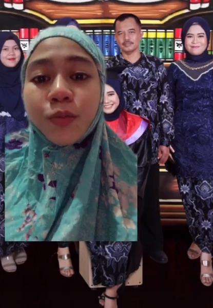 Di foto wisuda awalnya tidak ada kehadiran mamanya.