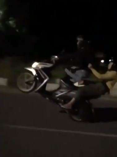 Remaja Lakukan Aksi Freestyle Remaja Lakukan Aksi Freestyle