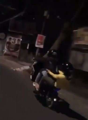 Remaja Lakukan Aksi Freestyle Remaja Lakukan Aksi Freestyle